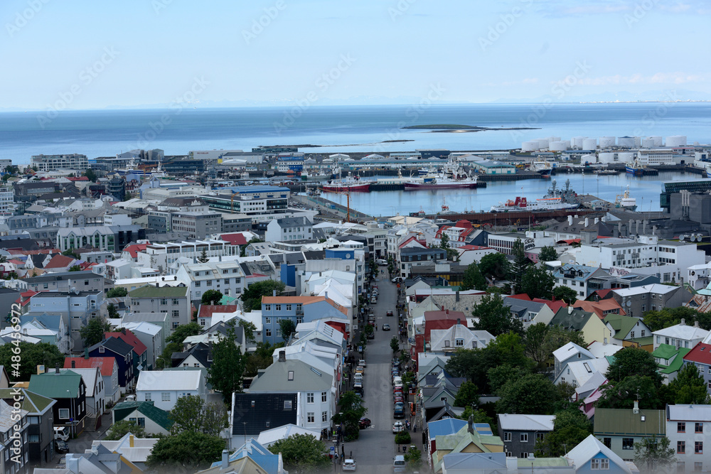 Naklejka premium Blick über die isländische Hauptstadt Reykjavik vom Turm der Hallgrimskirkja