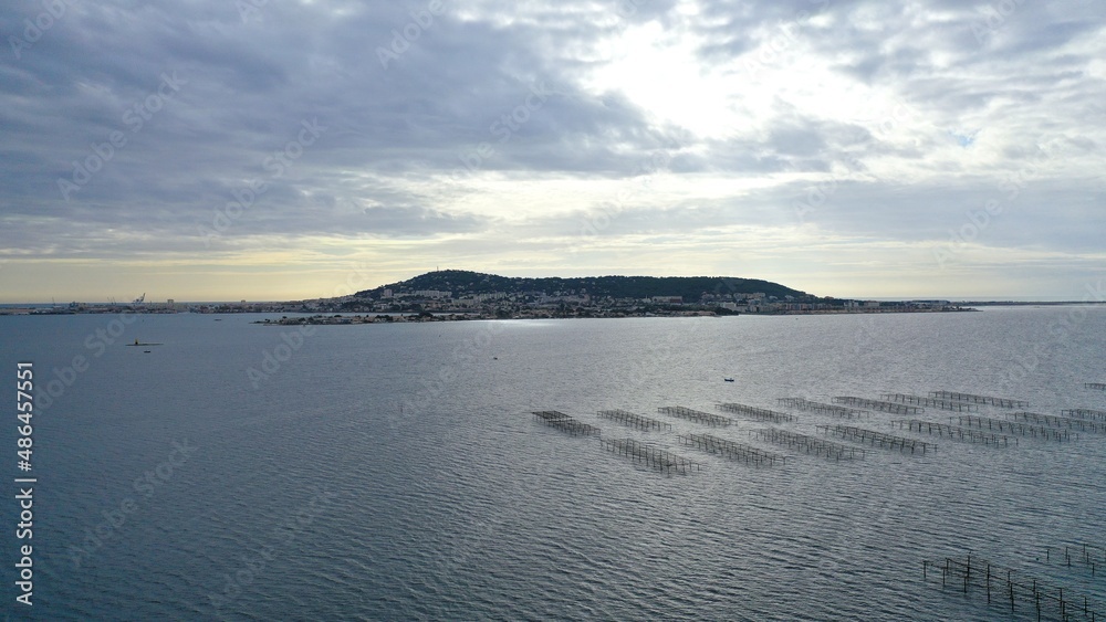 Fototapeta premium survol du bassin de Thau et parc à huitres et zone conchylicole en Occitanie
