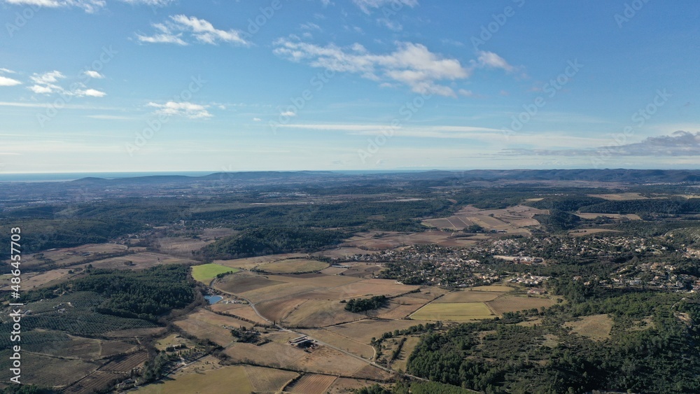 survol de l'arrière pays de Montpellier en Occitanie dans le sud de la France et les sources du Lez	