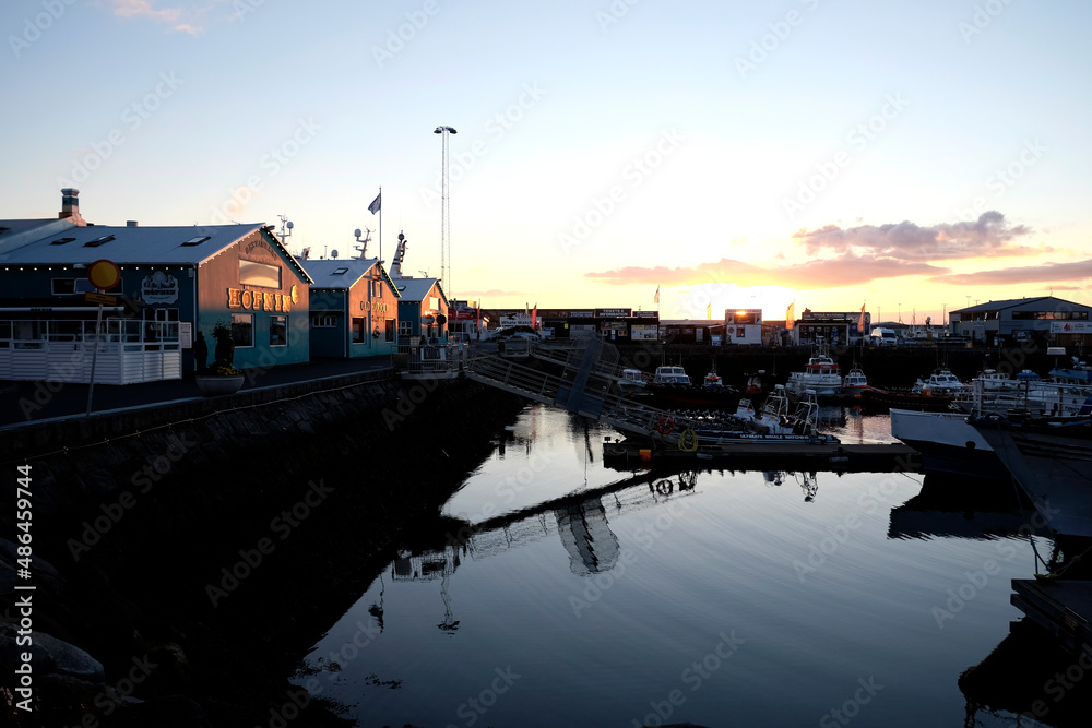 Sonnenuntergang über dem Alten Hafen von Reykjavik