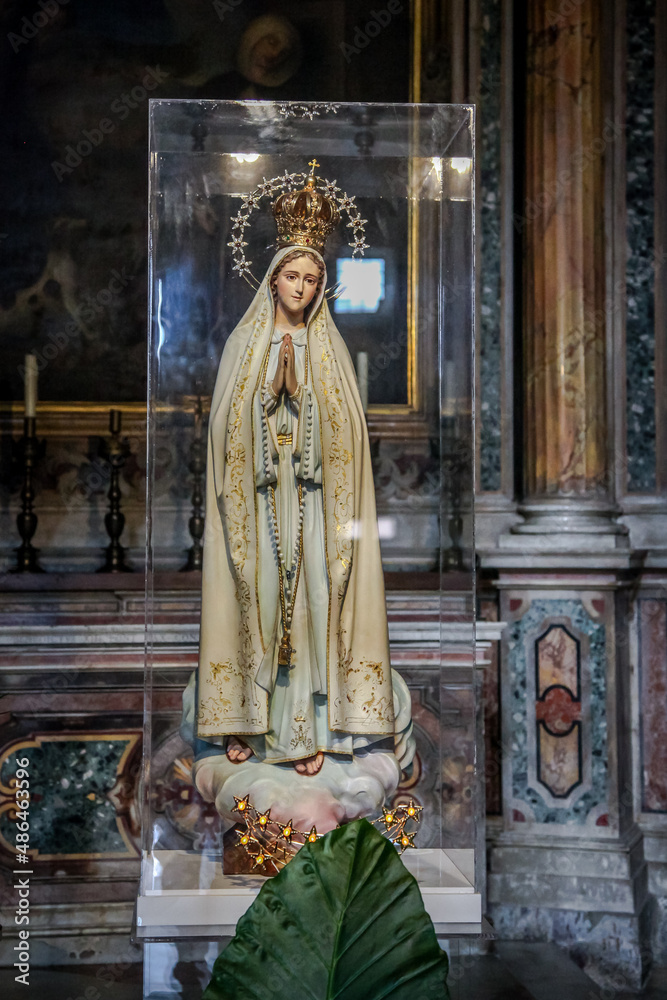 Obraz premium Interiors of the Basilica of St. Mary of the Altar of Heaven on Capitoline Hill in Rome