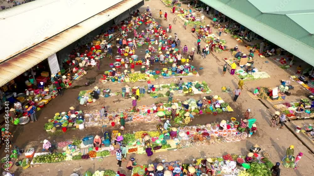 Hau Giang rural market ( Chom Hom market) is the largest outdoor market in Vietnam. This place sells all kinds of agricultural products that farmers grow themselves Hau Giang rural market ( Chom Hom market) is the largest outdoor market in Vietnam. This place sells all kinds of agricultural products that farmers grow themselves