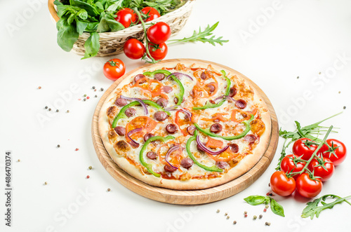 Pizza with sausages, green sweet peppers, red onions and mozzarella cheese.