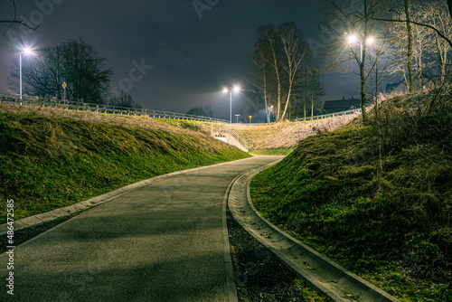 ścieżka rowerowa, Żelazny Szlak Rowerowy nocą w Jastrzębiu Zdroju na Śląsku w Polsce