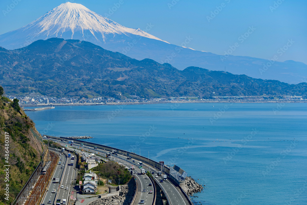 東海道の難所、さった峠より富士山を望む。清水、静岡、日本。3月下旬。
