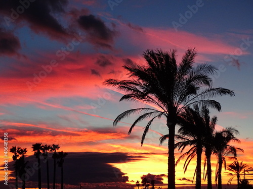 Preiswürdiger Sonnenuntergang an einer Strandpromenade in Spanien