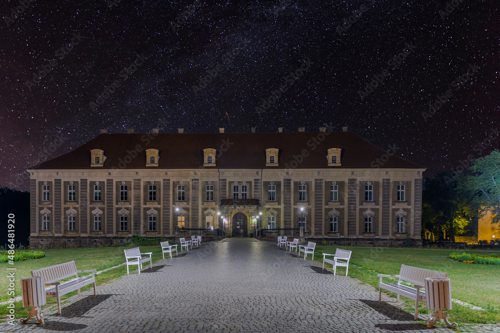 Pałac książęcy w mieście Żagań w Polsce w nocnej scenerii. Czyste, bezchmurne niebo rozświetlone jest gwiazdami. - obrazy, fototapety, plakaty 