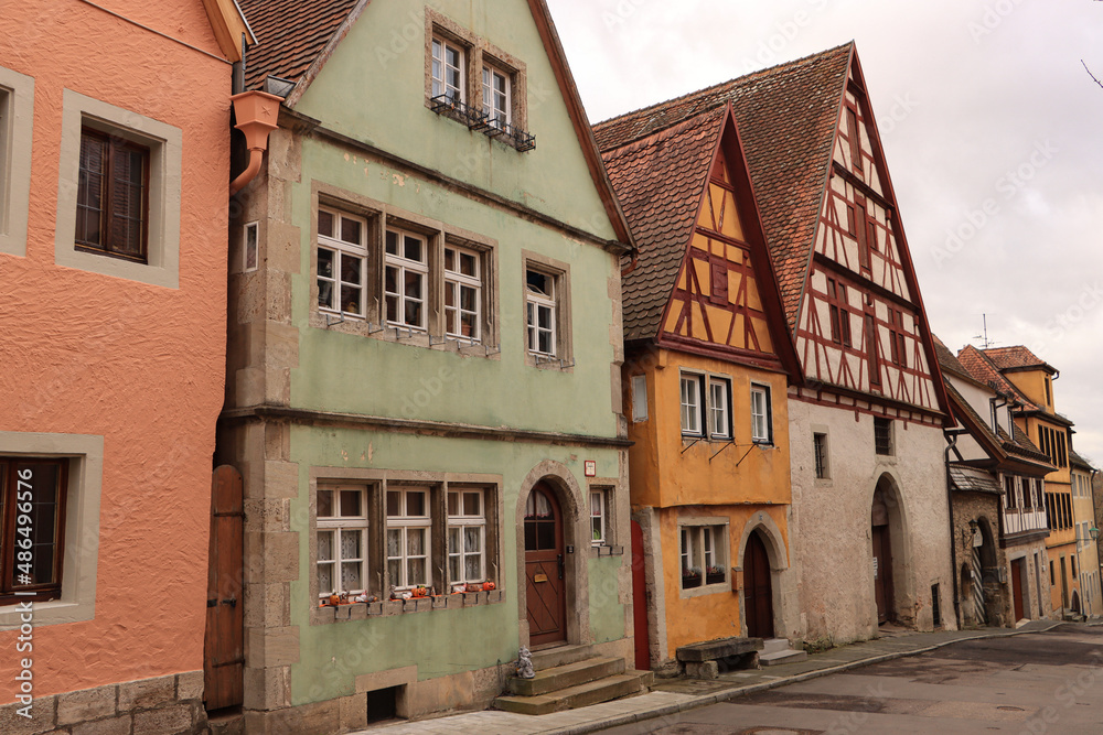 Romantische Häuserzeile in Rothenburg ob der Tauber; Blick in die Herrngasse
