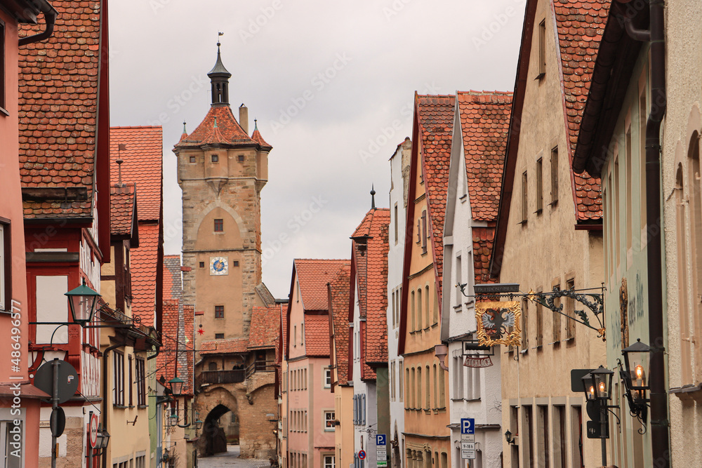 Fototapeta premium Mittelalterliches Juwel; Klingengasse und Klingenturm in Rothenburg ob der Tauber