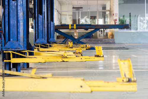 Elevator, car lift and hand tools