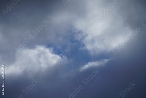 Wolken Himmel bei Tag mit dichtender bis teils heiterer Bewölkung, Wetterstimmung und Vorhersage des Wetters