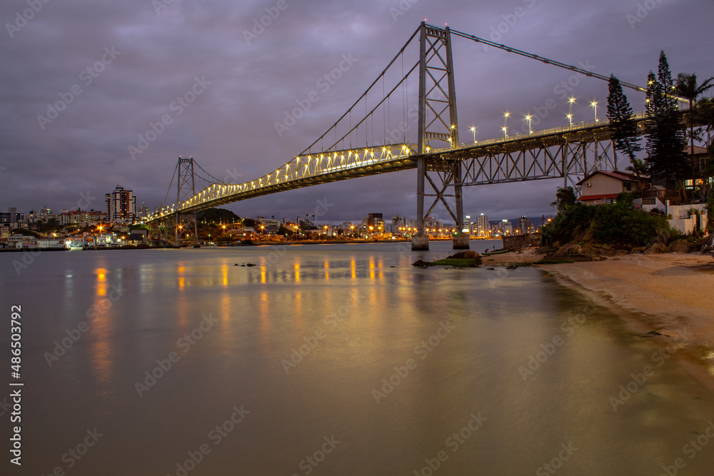 reflexo das luzes no mar da ponte Hercílio Luz  Florianopolis Santa Catarina Brasil