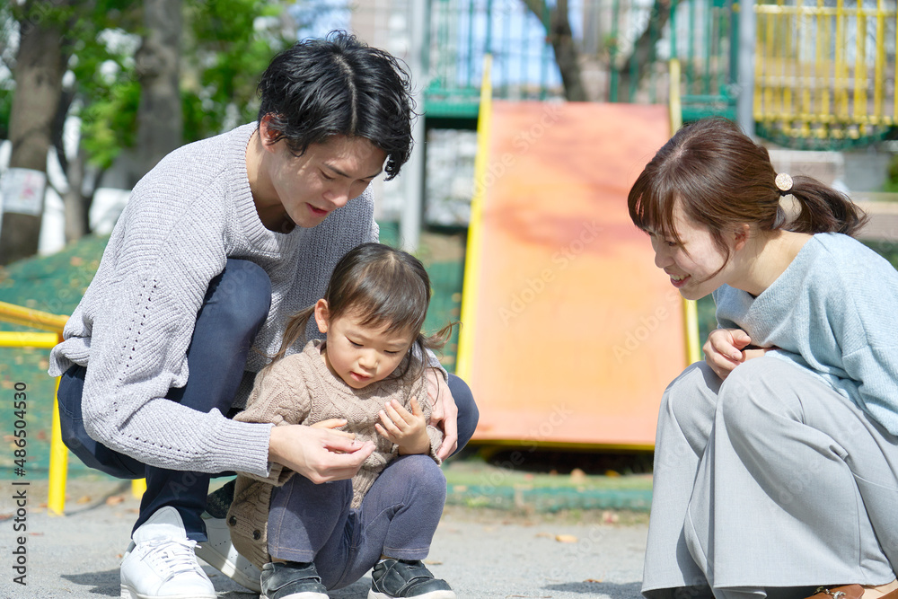 公園で遊ぶ家族 公園で遊ぶ家族
