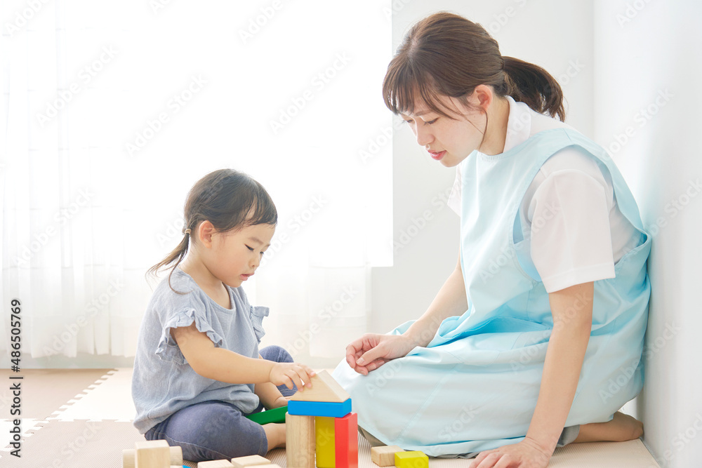 積み木で遊ぶ子供と保育士 積み木で遊ぶ子供と保育士