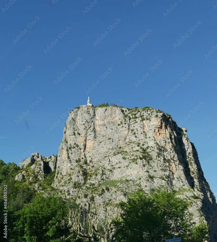 Église isolée au sommet d'une montagne
