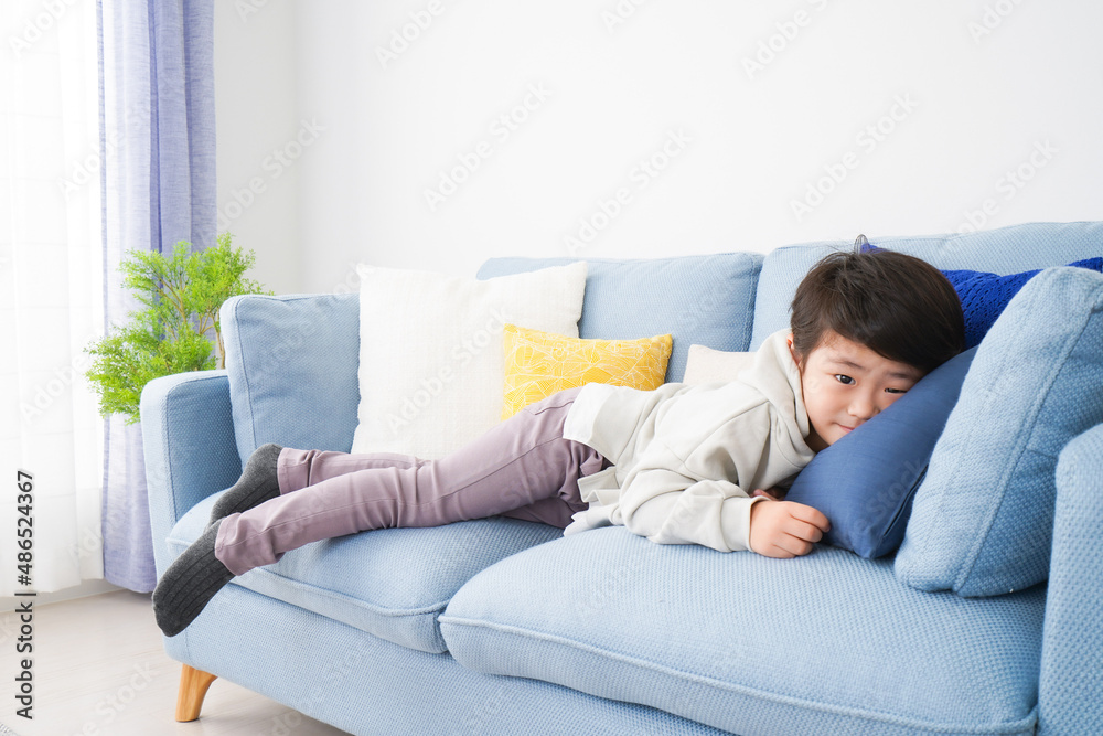 部屋で遊ぶ小さな男の子 部屋で遊ぶ小さな男の子