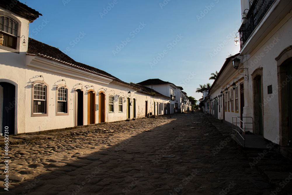 Paraty, Rio de Janeiro, Brasil: Rua do centro histórico com construções colonial Paraty, Rio de Janeiro, Brasil: Rua do centro histórico com construções colonial