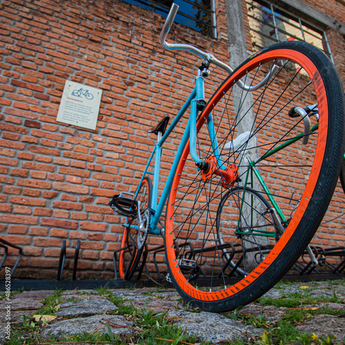 São Paulo, Brasil: Bicicleta fixa azul com rodas laranjas photo