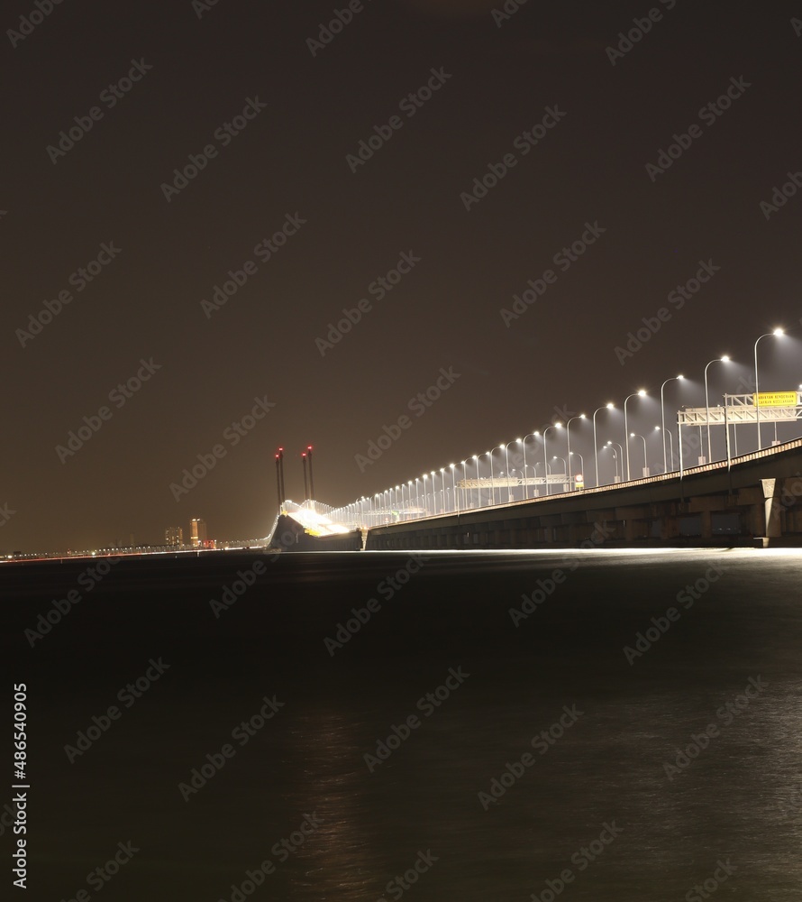 Fototapeta premium Jambatan pulau pinang or penang bridge at night