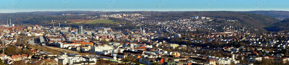 sehr weiter Panoramablick vom hohen Wallberg über Stadt und Häuser von Pforzheim unter blauem Himmel