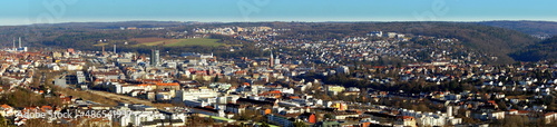 sehr weiter Panoramablick vom hohen Wallberg über Stadt und Häuser von Pforzheim unter blauem Himmel