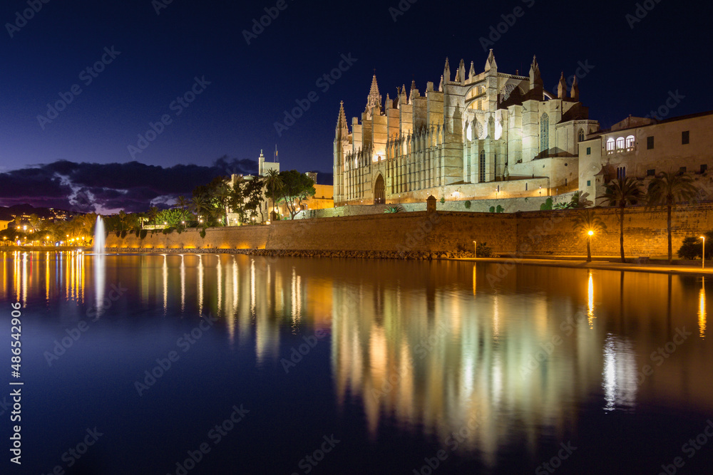 Obraz premium Sunset with the view of the cathedral of Mallorca (Spain)