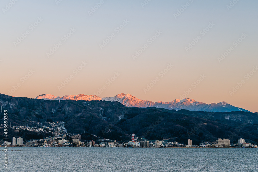 諏訪湖から見える夕焼けに染まった八ヶ岳