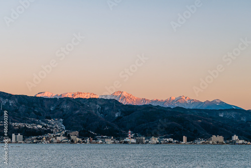 諏訪湖から見える夕焼けに染まった八ヶ岳