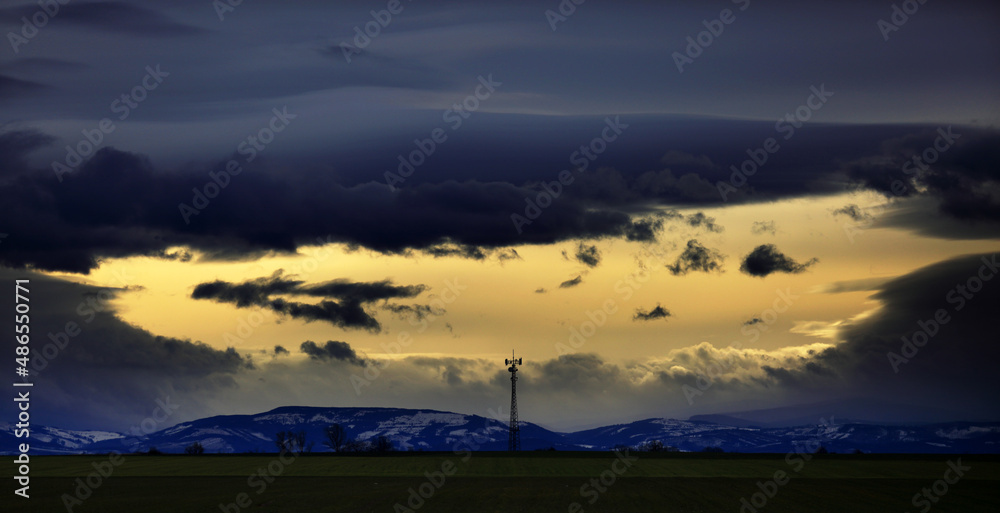 Fototapeta premium Góry ze śniegiem, i burzowe chmury, krajobraz.
