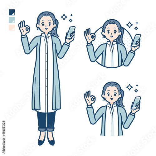 ロングシャツを着た女性がスマートフォンを持ちOKサインをしているイラスト
