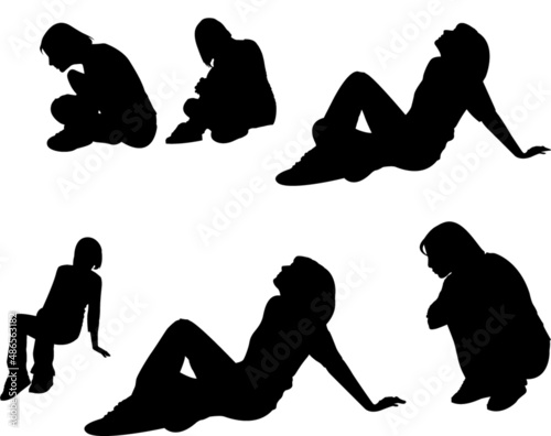 set sagome ragazza seduta pensieri romantico poesia testa tra le nuvole cielo prato rilassarsi appoggiarsi sedere azioni