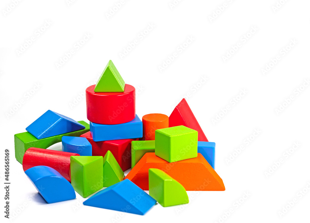 Holzbausteine in verschiedenen Formen und Farben vor weißem Hintergrund Holzbausteine in verschiedenen Formen und Farben vor weißem Hintergrund