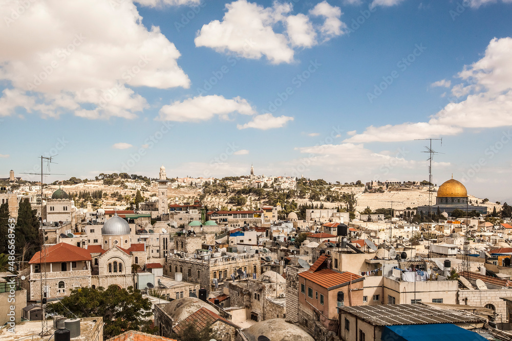 Ausblick auf die Altstadt Jerusalems im Sonnenschein mit der goldenen Kuppel des Felsendoms