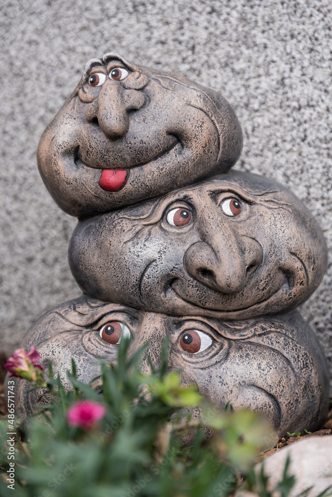 glückliche Steingesichter Gartendekoration Stock Photo Adobe Stock