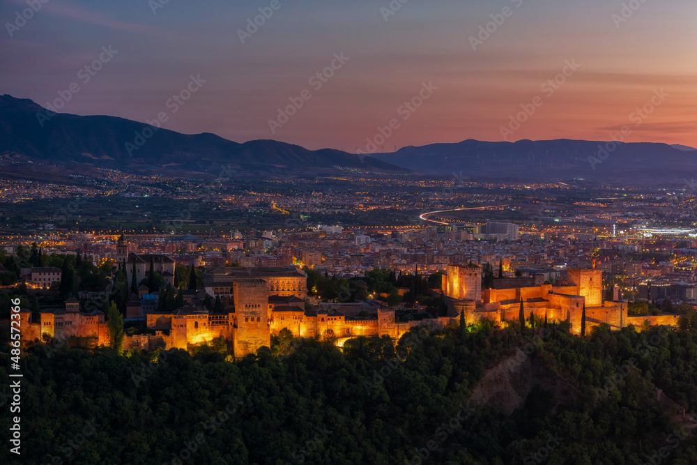 Ciudad de Granada y la Alhambra al ocaso