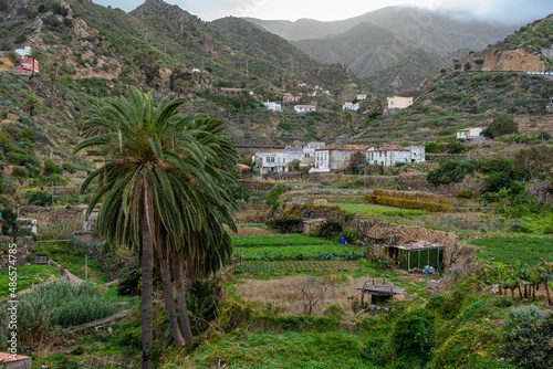 VALLEHERMOSO, LA GOMERA, Kanarische Inseln: Wanderung im Norden der Insel - pittoresker Ort mit Häusern, Felder und den Bergen photo