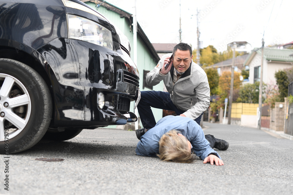 乗用車の運転中に人身事故を起こしたアジア人のミドル男性 乗用車の運転中に人身事故を起こしたアジア人のミドル男性
