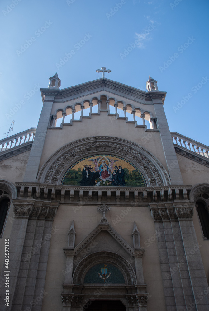 Bari, Chiesa Sacro Cuore, 18 Ago 2021, facciata superiore con mosaico in oro, Puglia, Italia, Sud