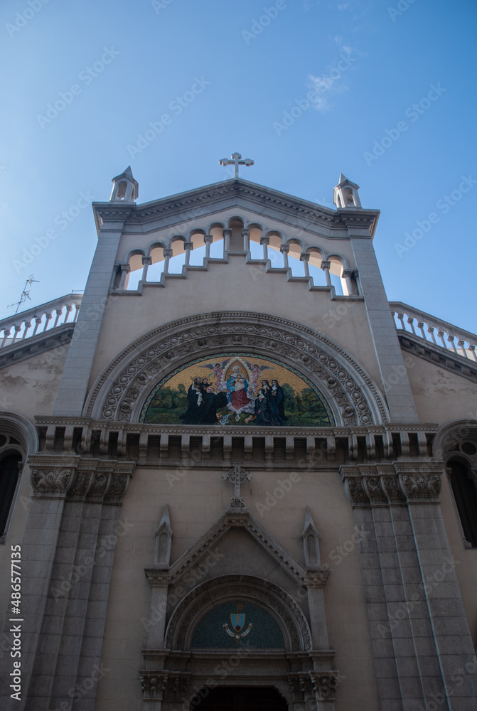 Obraz premium Bari, Chiesa Sacro Cuore, 18 Ago 2021, facciata superiore con mosaico in oro, Puglia, Italia, Sud