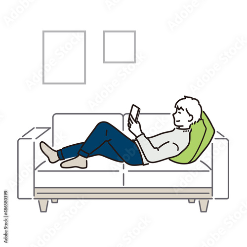 ソファの上でスマートフォンを見ながらくつろぐ男性のイラスト素材