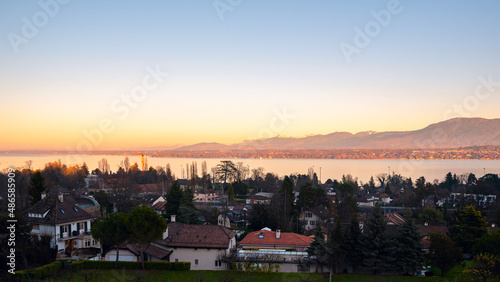 panorama depuis Chambésy , les alpes et le lac de genève