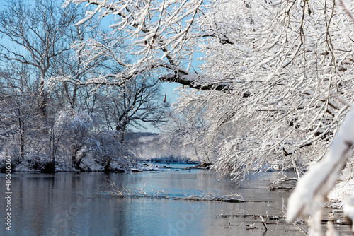 Photos snowy landscape along the Potomac river in the USA on a cold but beautiful winters day