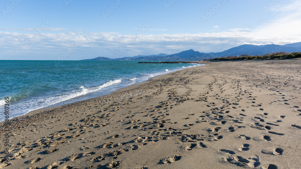 plage déserte traces de pas sur le sable 