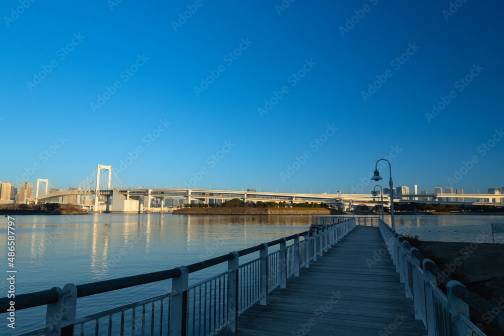 東京お台場レインボーブリッジと海にせり出す海浜公園木道 東京お台場レインボーブリッジと海にせり出す海浜公園木道