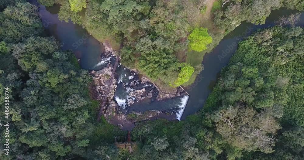 Rio sobre as pedras