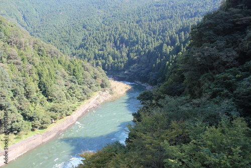 愛媛県にある重力式コンクリートダムの柳瀬ダム
