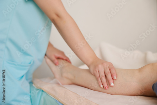 ふくらはぎのマッサージを受ける女性の足