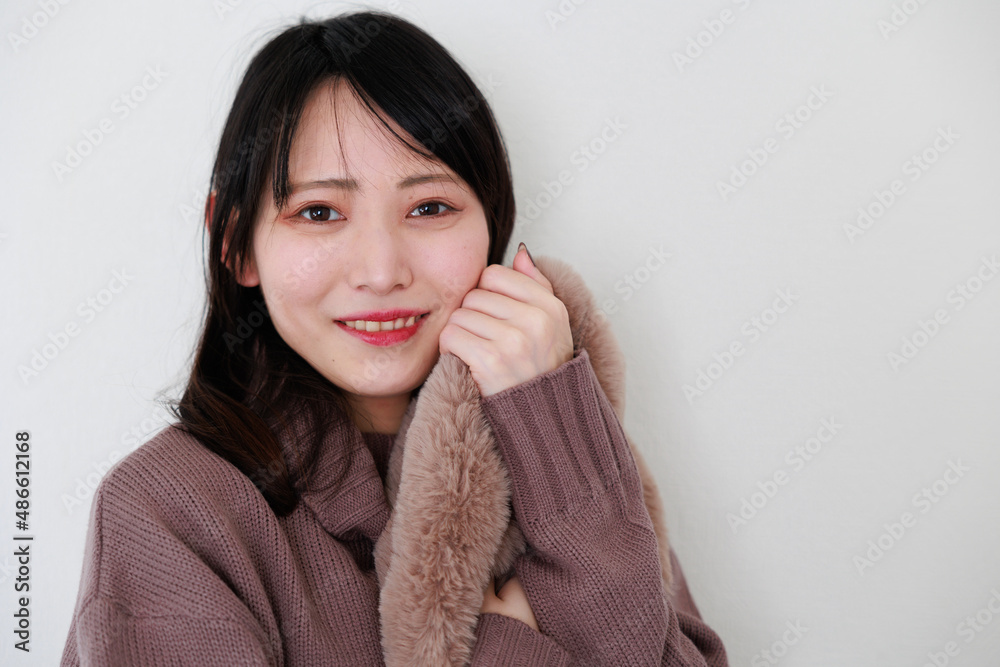 冬服の日本人女性と白背景