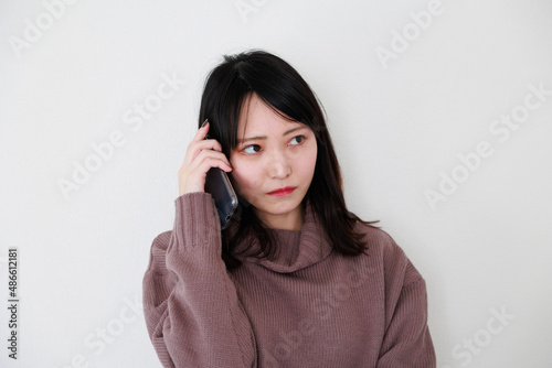 電話をする美人日本人女性 © photok