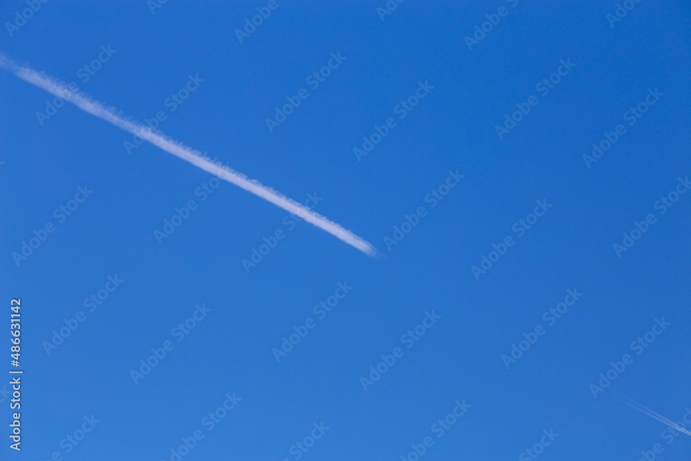 真っ青な空に引かれた飛行機雲 真っ青な空に引かれた飛行機雲